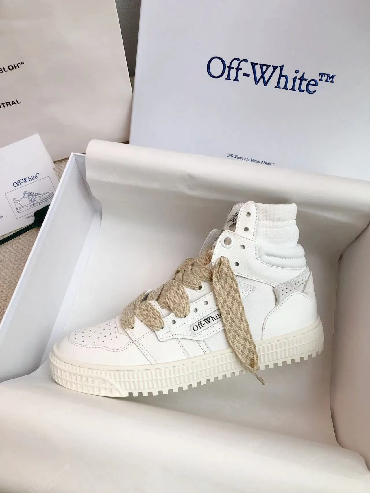 Men's shoes💰620 OFF WHITE ⚡️Couple style⚡️🍓New color🍓 The latest spring model of Gaobang street casual Martin style masterpiece, released the highest quality version on the market 👊 Series original mold opening, original lasting, production technology 1:1 original ➰🔜The best choice for more and more celebrities and Internet celebrities🔸In the classics Changes in the code🔸Innovate in the trend🔸Strive to break away from the shackles of bad street design🔝Although he is not the originator of fashion design, he is definitely a shining dark horse in avant-garde design🐴🆙Do not follow the trend🔅Not universal beauty🔅 Fabric💯First-layer cowhide Lining💯Imported skin-friendly and environmentally friendly polyester mesh Foot pads💯Original molded high-elastic environmentally friendly molding pads Midsole💯Original sleeve lasting process Outsole💯Rubber outsole Packaging💯Official website synchronizes a full set of packaging (brand wrapping paper, brand certificate, brand bag) code number 35-44, 45 customized